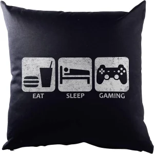 En kudde med texten eat sleep gaming är perfekt som inredning i ett gaming rum.