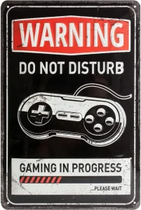 En Stör ej skylt med gamingtema är en rolig pryl att hänga på dörren till gamingrummet.