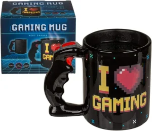 En mugg med gamingmotiv är en rolig julklapp till en gamer.