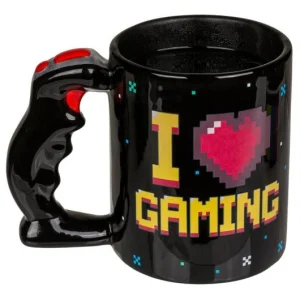 En mugg där det står I love gaming, den gör sig bra som inredning på hyllan i ett gamingrum.