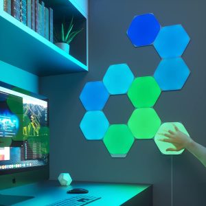 Nanoleaf är en häftig smart belysning som man kan ge bort till en gamer i julklapp som har ett eget tillhåll.