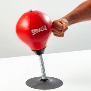 En boxboll som man kan slå på för att få bort frustration är en skojig gåva till någon som sysslar med gaming.