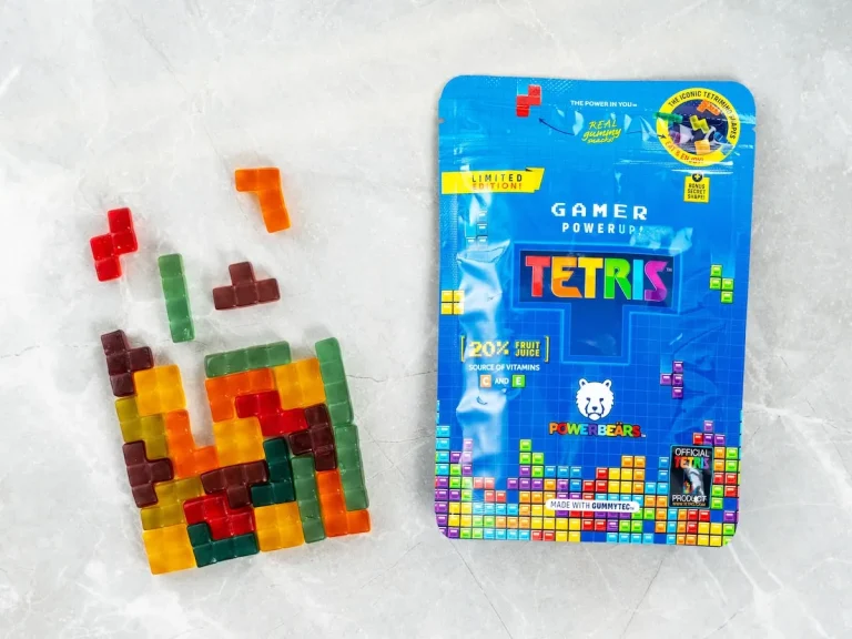 Vill man ge bort en present som sticker ut till en gamer kan via tipsa om Tetris godis!