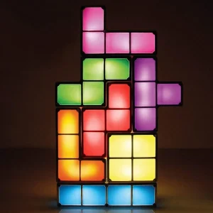 En Tetris lampa som man bygger ihop själv är ett starkt tips på present till en gamer.