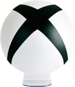 En lampa med Xbox symbolen, gör sig snygg i ett gamingrum.